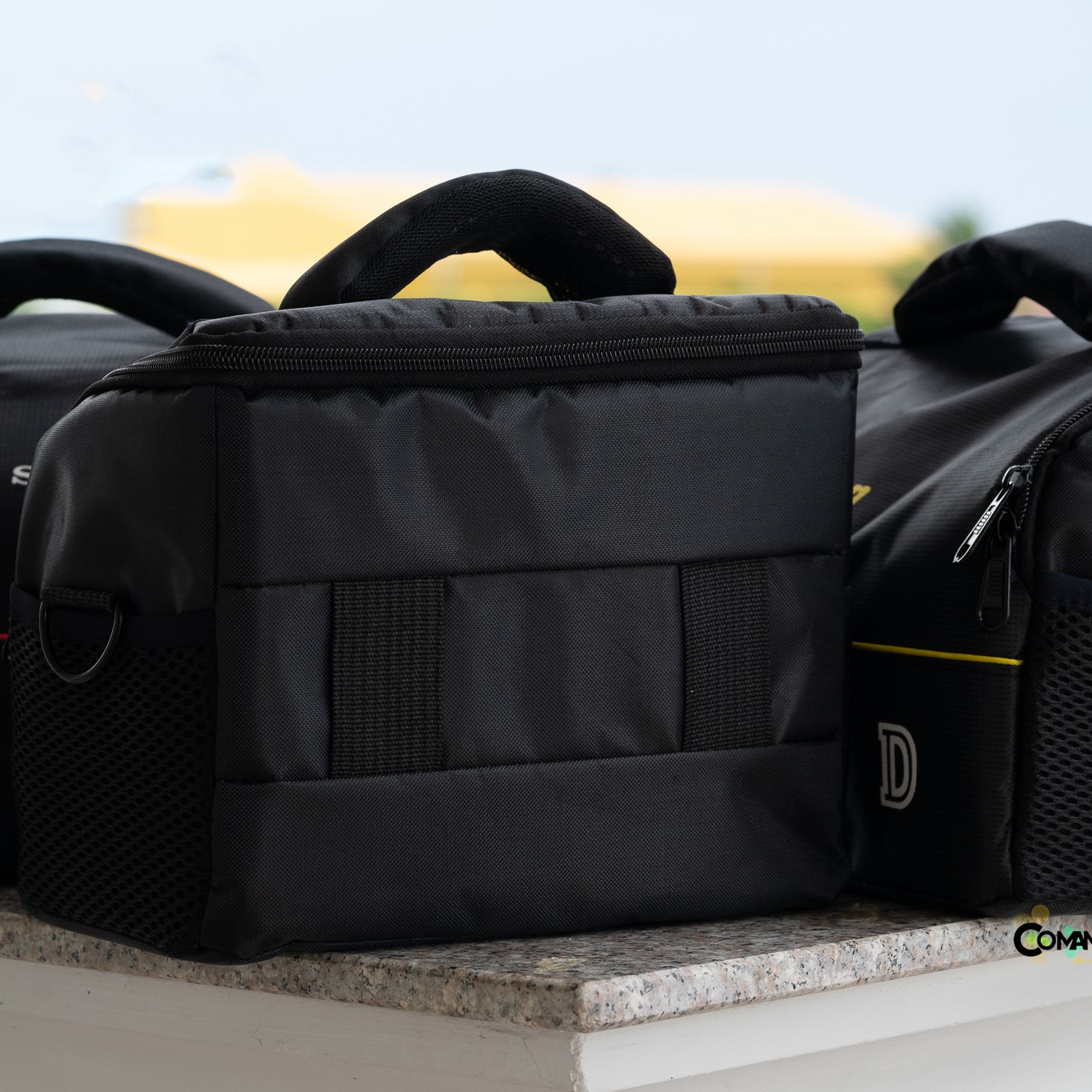 กระเป๋าใส่กล้อง สายสะพายไหล่ มีช่องแบ่งด้านใน