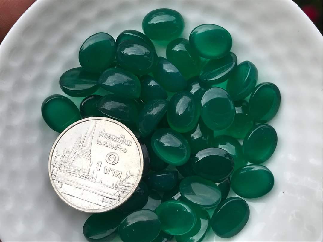 โมราไข่หลังเบี้ย 7x9mm. 10 กะรัต