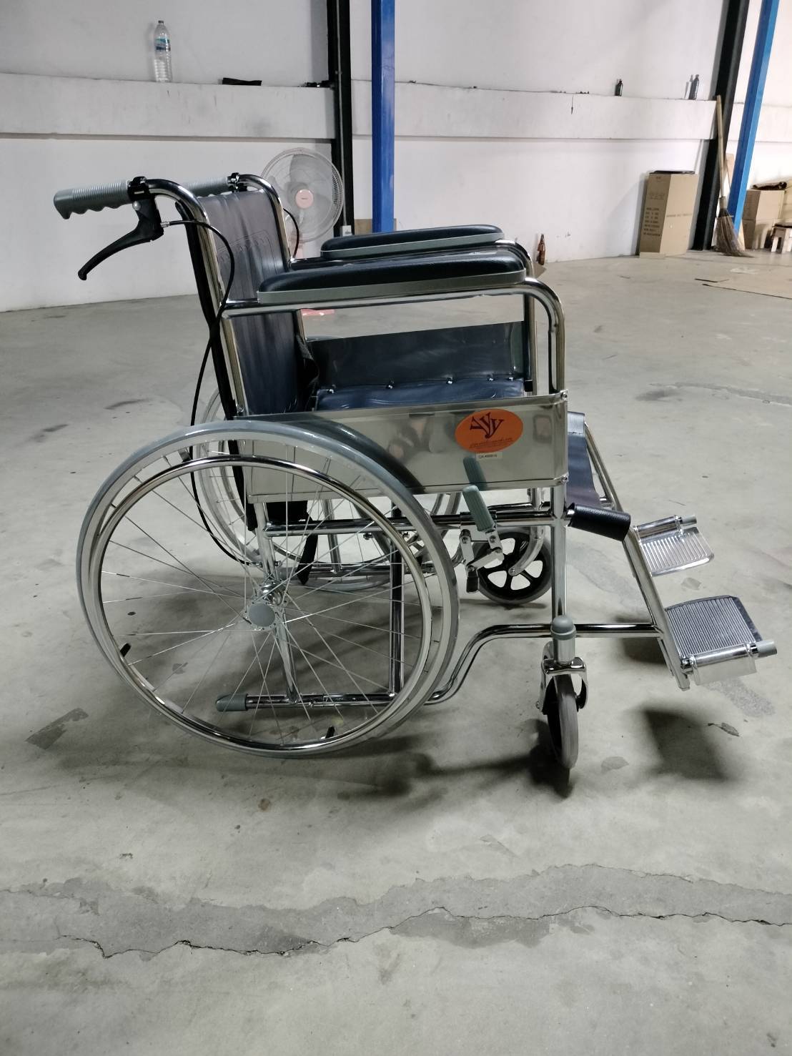 รถเข็นผู้ป่วยโครงเหล็กชุบโครเมี่ยมรุ่นมาตรฐาน ล้อซี่ลวด มีเบรคมือ พับเก็บได้ รุ่น CA905H (Wheelchair Series)