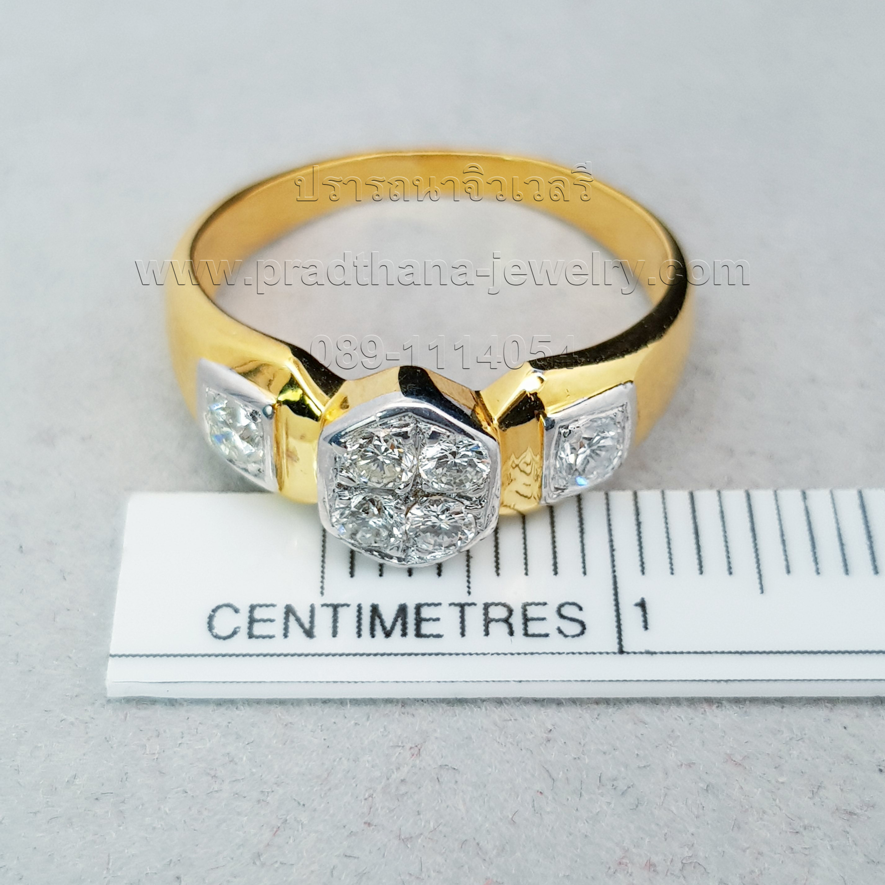 แหวนเพชรกระจุกกลางบ่าเพชร