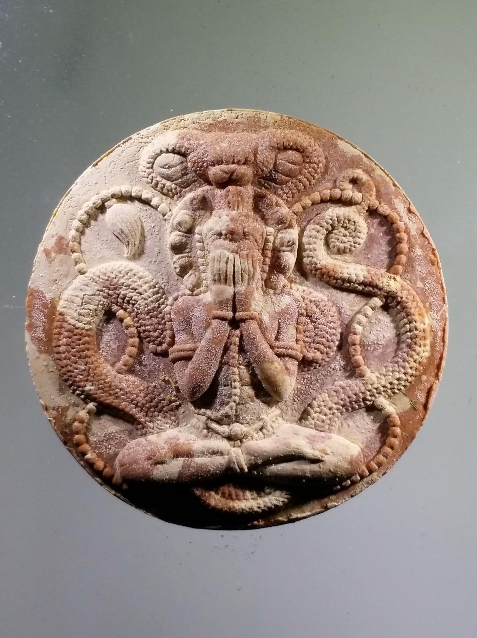 รหัสสินค้า จตุคามรามเทพ 776 พระเทวราชโพธิสัตว์จตุคามรามเทพ รุ่น มหาจักรพรรดิศรีวิชัยสุวรรณภูมิ เนื้อว่าน ก้นครก หมายเลข ๑๐๓