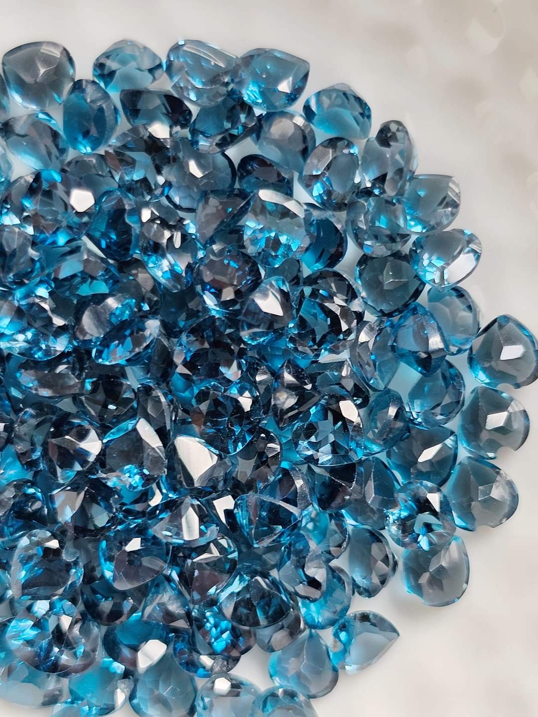 พลอยลอนดอนบลูโทปาสหัวใจ 4 มม. 1 กะรัต