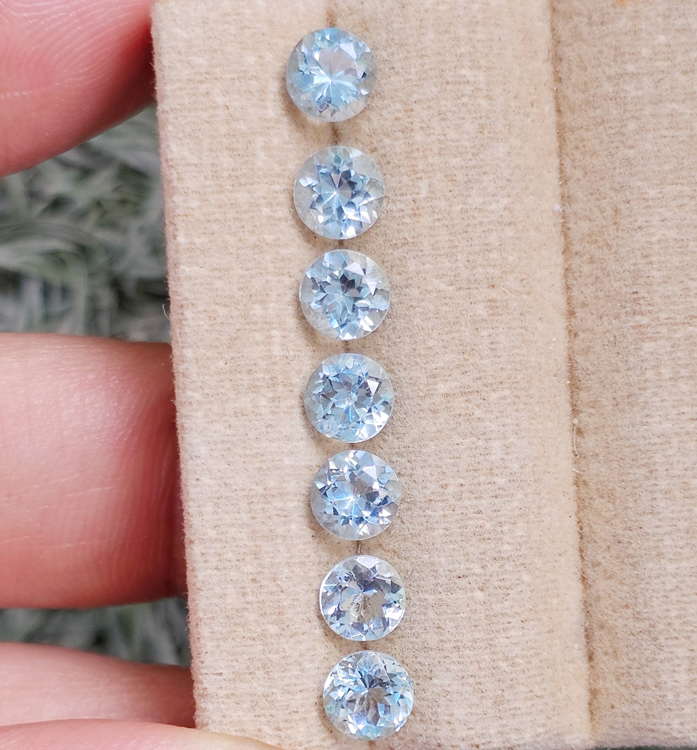 อความารีนกลมเจียรเหลี่ยม 5.0mm. 1 กะรัต