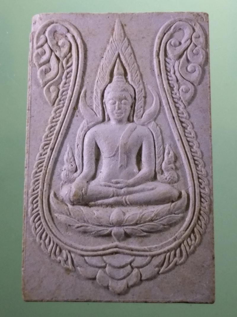 Antig FB 12155 พระพุทธชินราชเนื้อผง หลังรูปเหมือน หลวงปู่ปัน ผู้สร้างอุโบสถหลังแรกของ วัดห้วยขวาง ขนาดเทียบกับเหรียญบาท