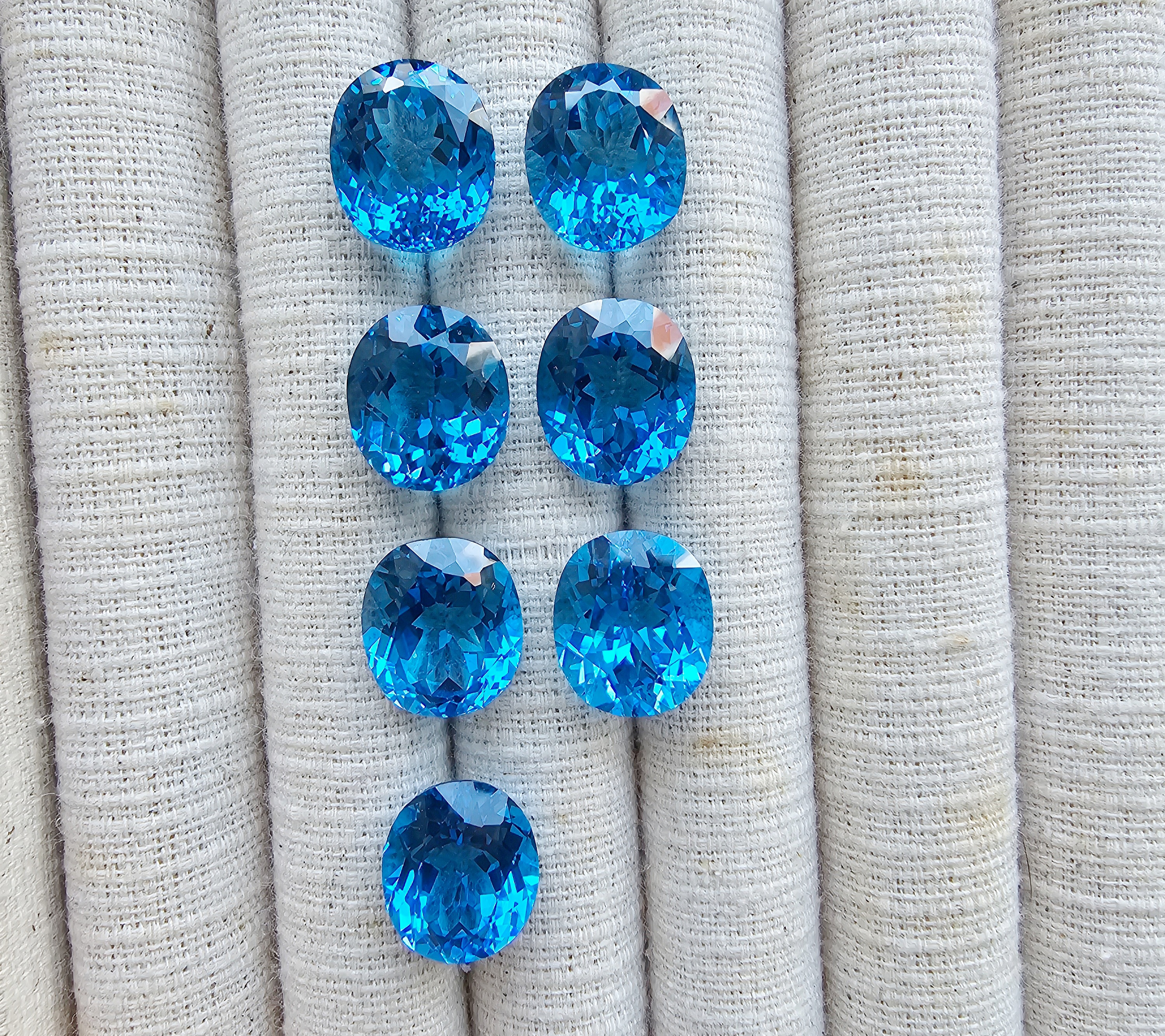 สวิสบลูโทปาสไข่เจียรเหลี่ยม 14x12mm. 1 เม็ด