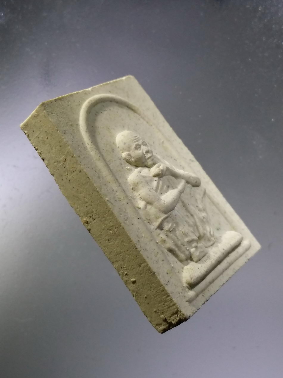 รหัสสินค้า พระมีกล่อง 3624 พระผงรูปเหมือน หลังยันต์ดวง หลวงพ่อคูณ วัดบ้านไร่ อำเภอด่านขุนทด จังหวัดนครราชสีมา รุ่นฉลองพิพิธภัณฑ์ สร้างปี 2552 อายุครบ 86 ปี