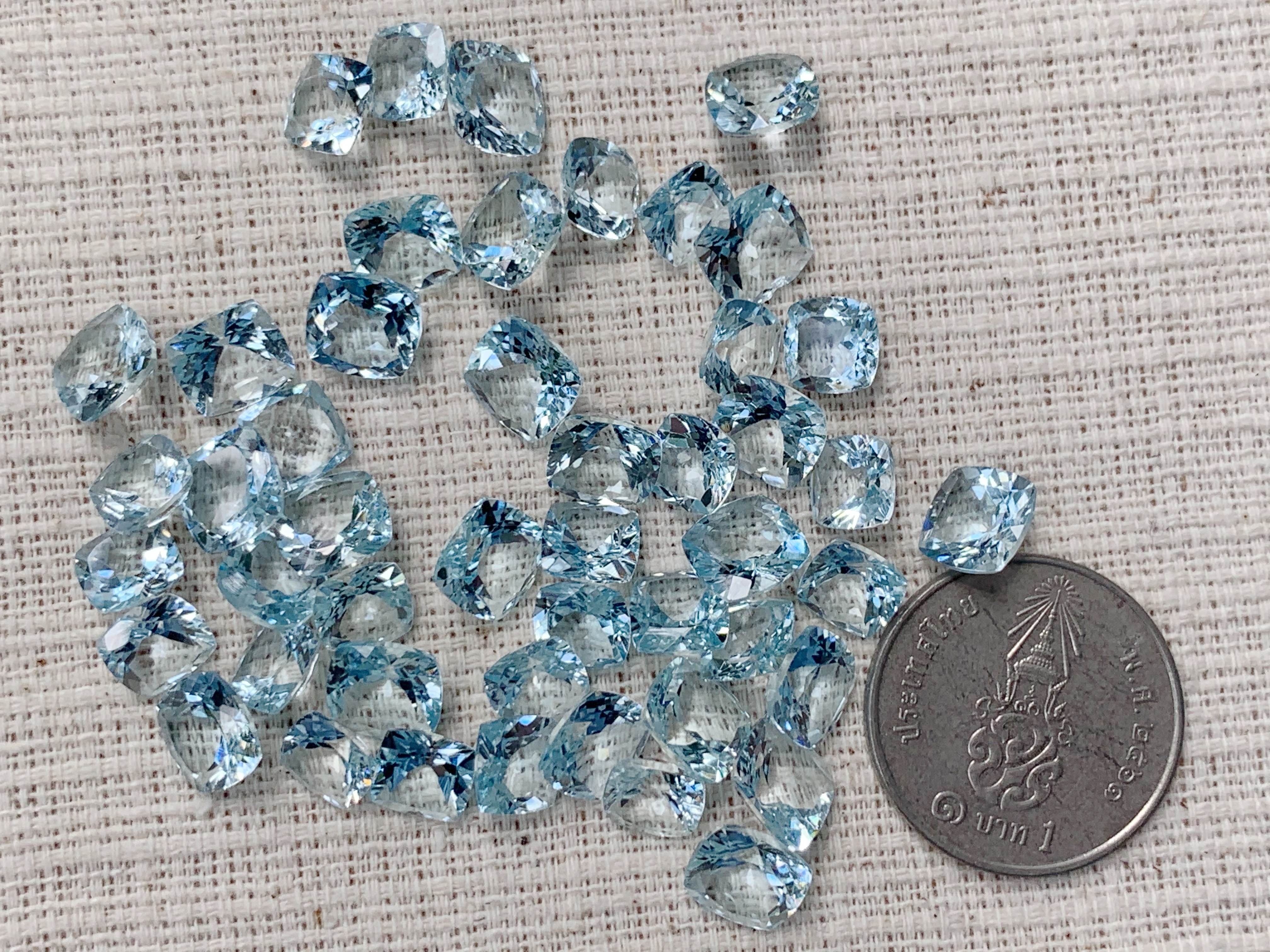 อความารีนสี่เหลี่ยม 7x7 มม. 1 กะรัต