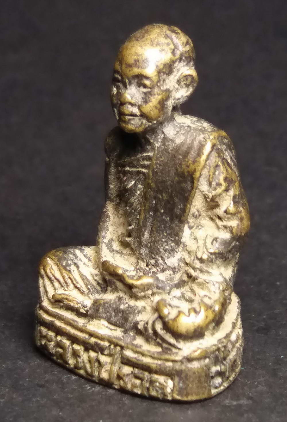 รหัสสินค้า พระกริ่ง พระหล่อ 144 รูปหล่อหลวงปู่รอด วัดทับกฤชเหนือ อำเภอชุมแสง จังหวัดนครสวรรค์ สร้างปี 2536 หล่อตัน