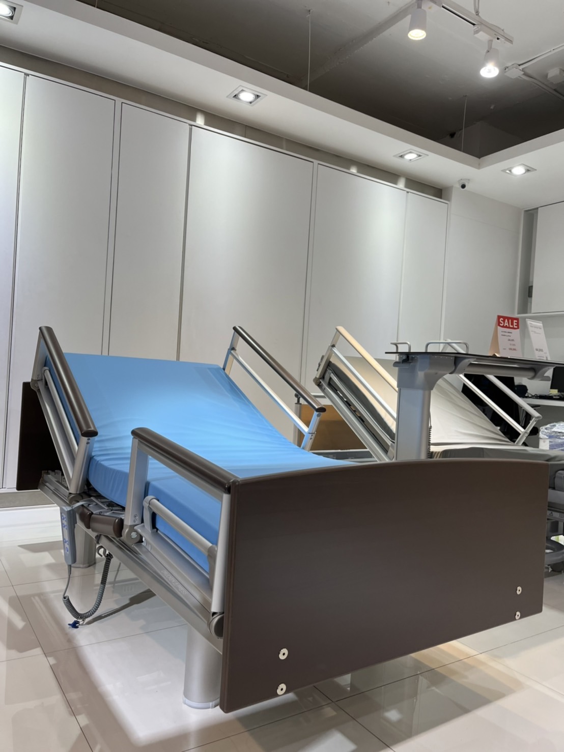 เตียงผู้สูงอายุปรับไฟฟ้าแบรนด์ Volker Bed รุ่น 3080MA จากประเทศเยอรมนี + แถมพิเศษ ที่นอนป้องกันแผลกดทับ HP Blue จากเยอรมนี + ชุดผ้าปูที่นอน + ผ้ายาง + เก้าอี้นั่งอาบน้ำ + ไม้เท้า (รุ่น TOP)