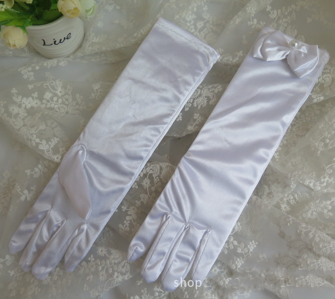 GL10001 ถุงมือเด็กออกงานมีหลายสี เหมาะ3-12ขวบ หรือนิ้วกลาง 2.25-2.75นิ้ว ใช้ในการแสดงหรือออกงาน ยาว12นิ้ว รอบแขนก่อนยืด 6นิ้ว-ยืดถึง9นิ้ว ติดโบว์และมุกน่ารัก