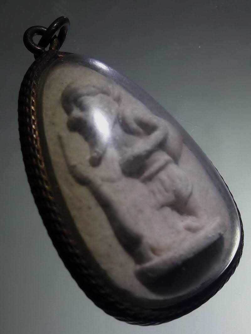 Antig FB 12839 ชูชกเนื้อผงพุทธคุณ พระอาจารย์แดง วัดป้อมรามัญ เลี่ยมทองไมครอนแบบผ่าหวาย