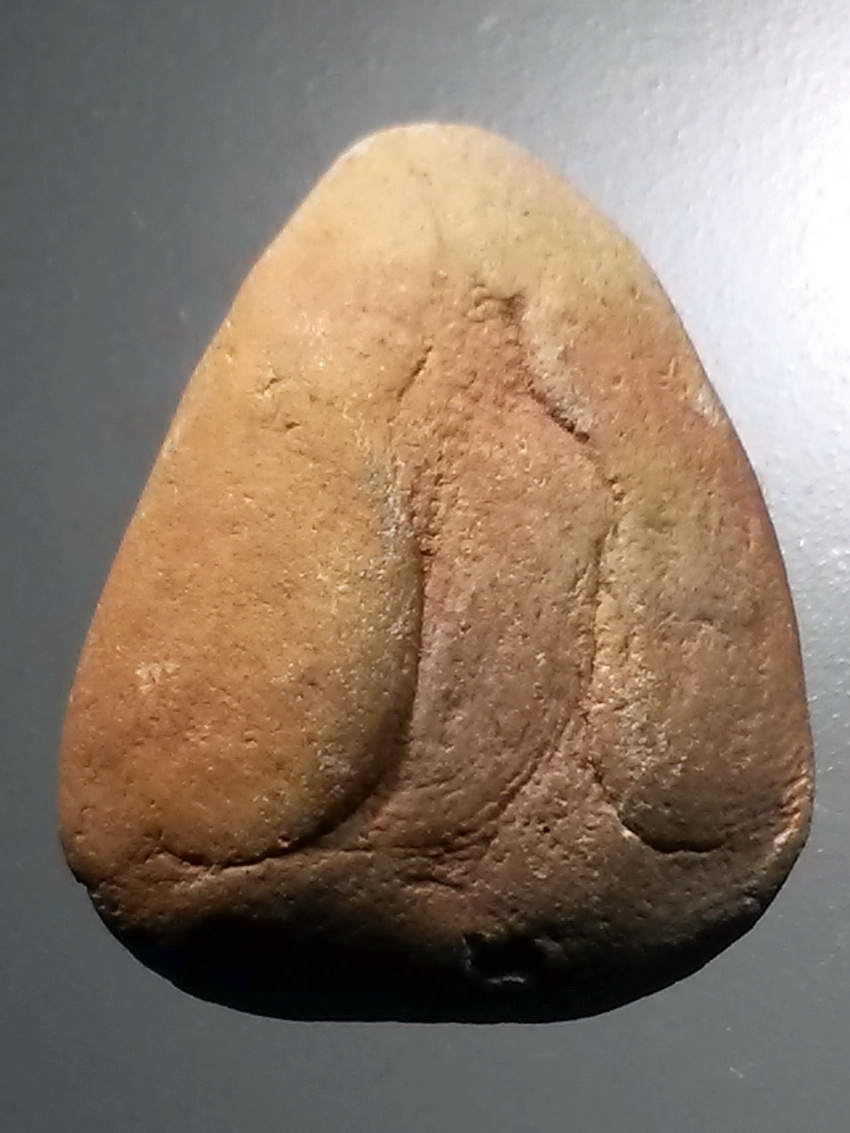 รหัสสินค้า พระไม่ทราบที่ 513 พระปิดตา เนื้อดินเผา หลังอูม ไม่ทราบที่