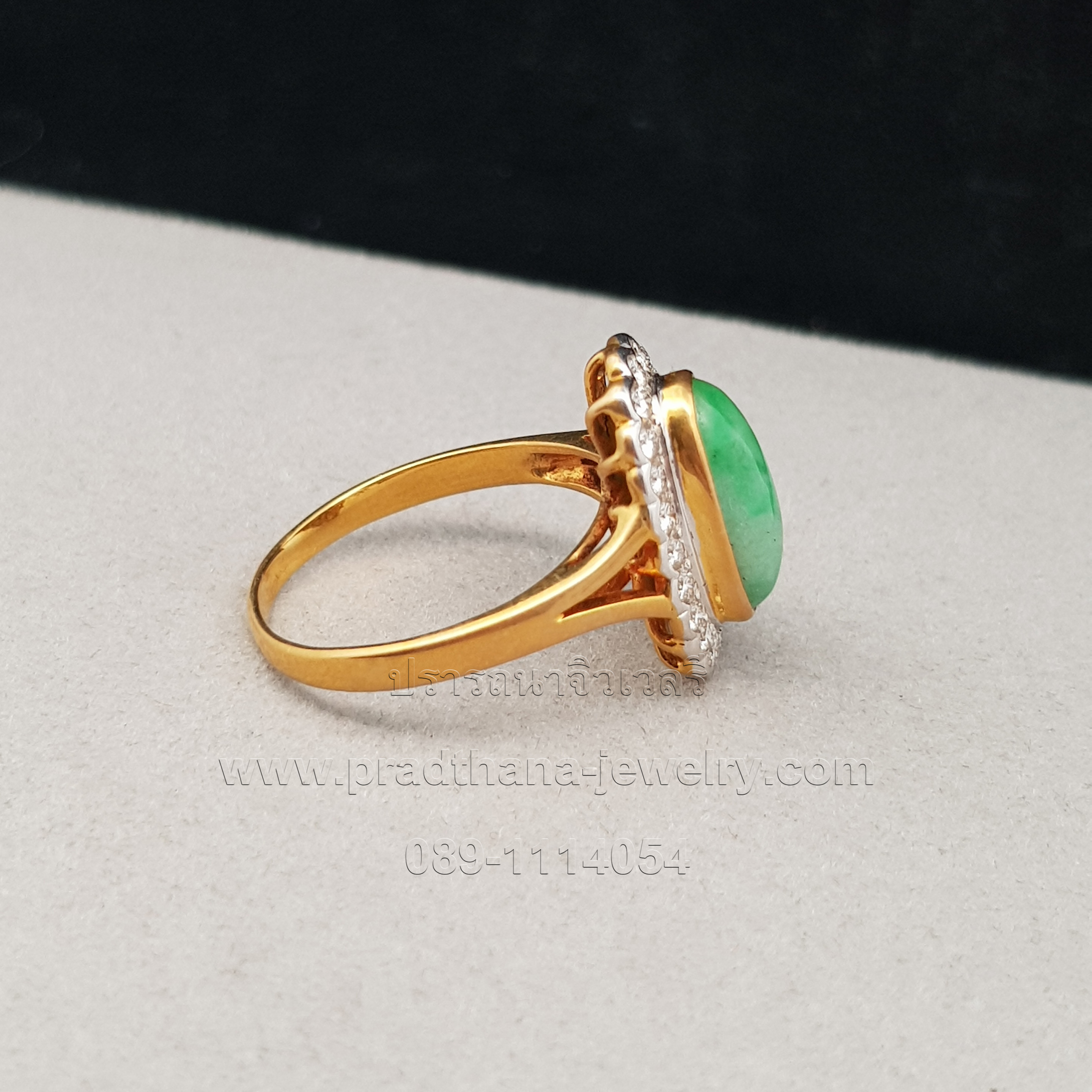 แหวนหยกล้อมเพชร