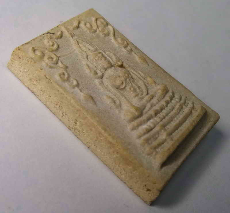 รหัสสินค้า กาญจนบุรี 003 พระพุทธชินราชเนื้อผง หลังรูปเหมือนหลวงพ่อเอื้อน (พระครูสิริวุฒาจารย์) วัดท่าน้ำตื้น อำเภอเมือง จังหวัดกาญจนบุรี ที่ระลึกในงานฝังลูกนิมิต สร้างปี 2524