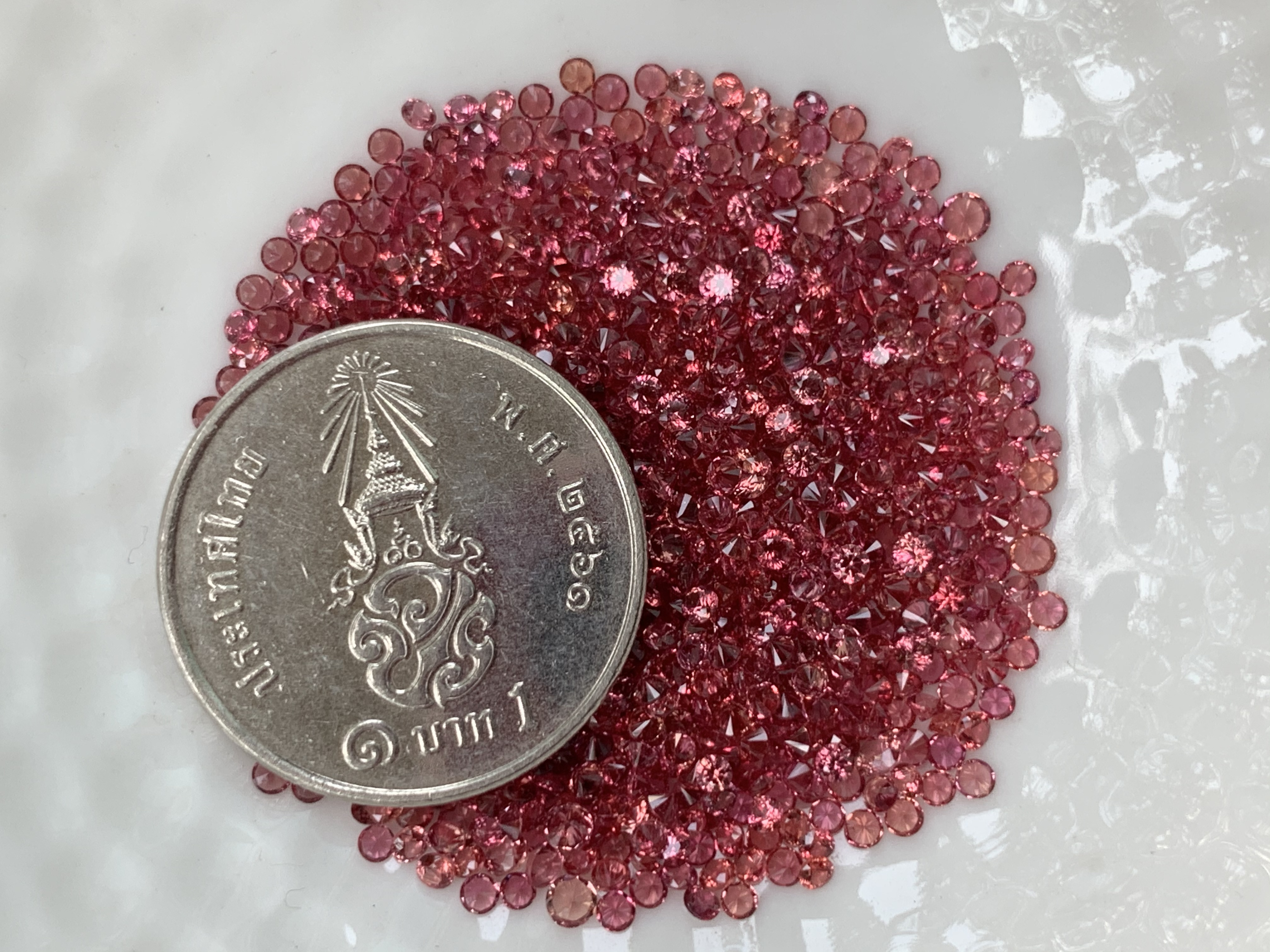 Orange-Red sapphire กลม 1.5 มม. 1 กะรัต