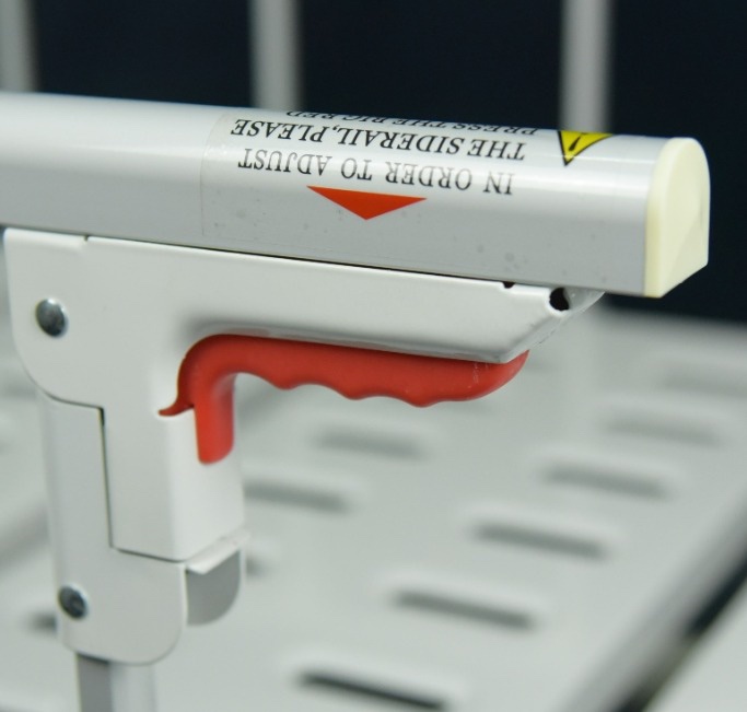 เตียงผู้ป่วยมือหมุน 2 ไกร์ หัว-ท้าย ABS ราวสไลด์ (Manual Hospital Bed) + แถมพิเศษ ฟูกที่นอน 4 ตอน