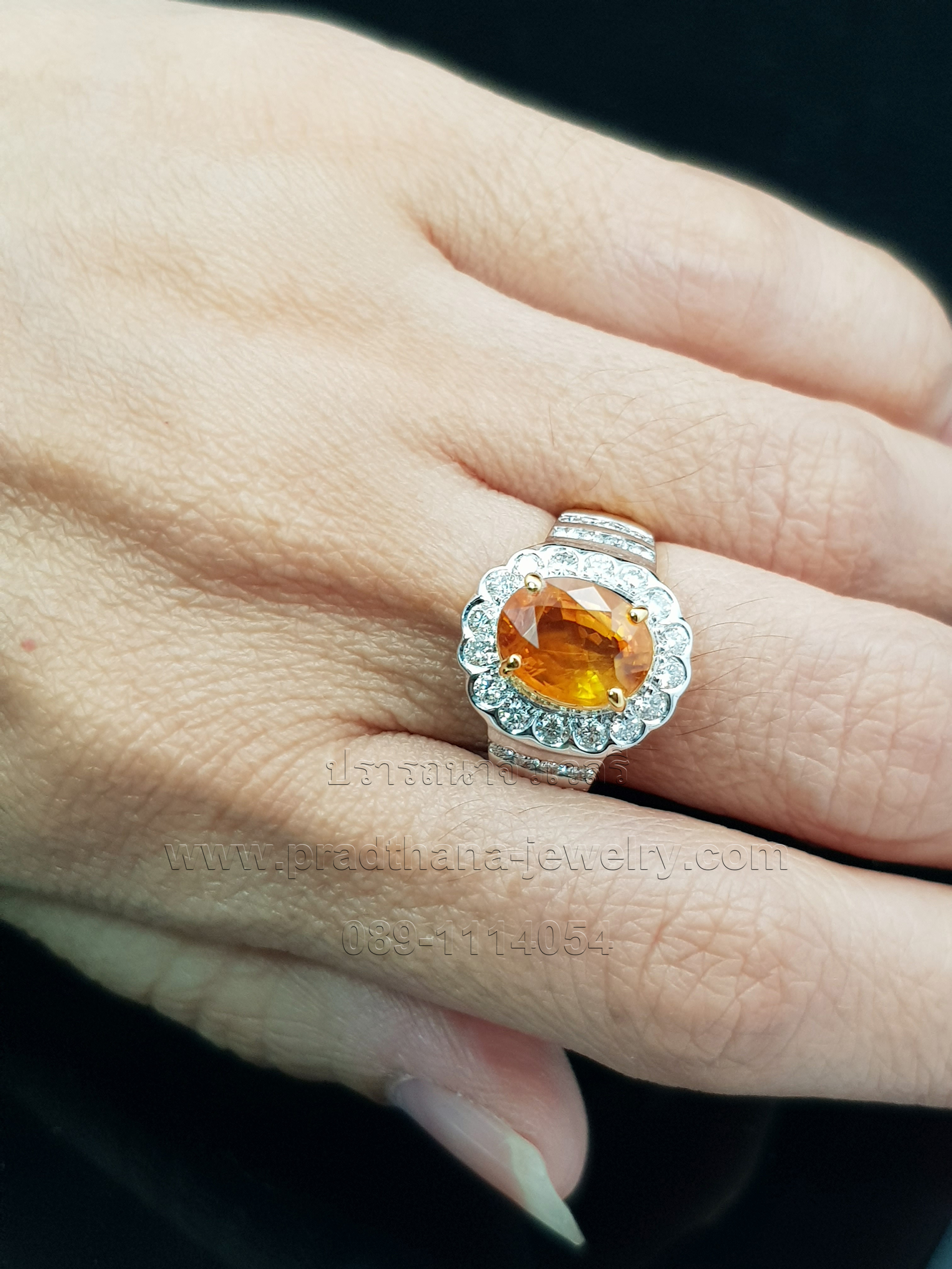 แหวนบุษราคัมประดับเพชร