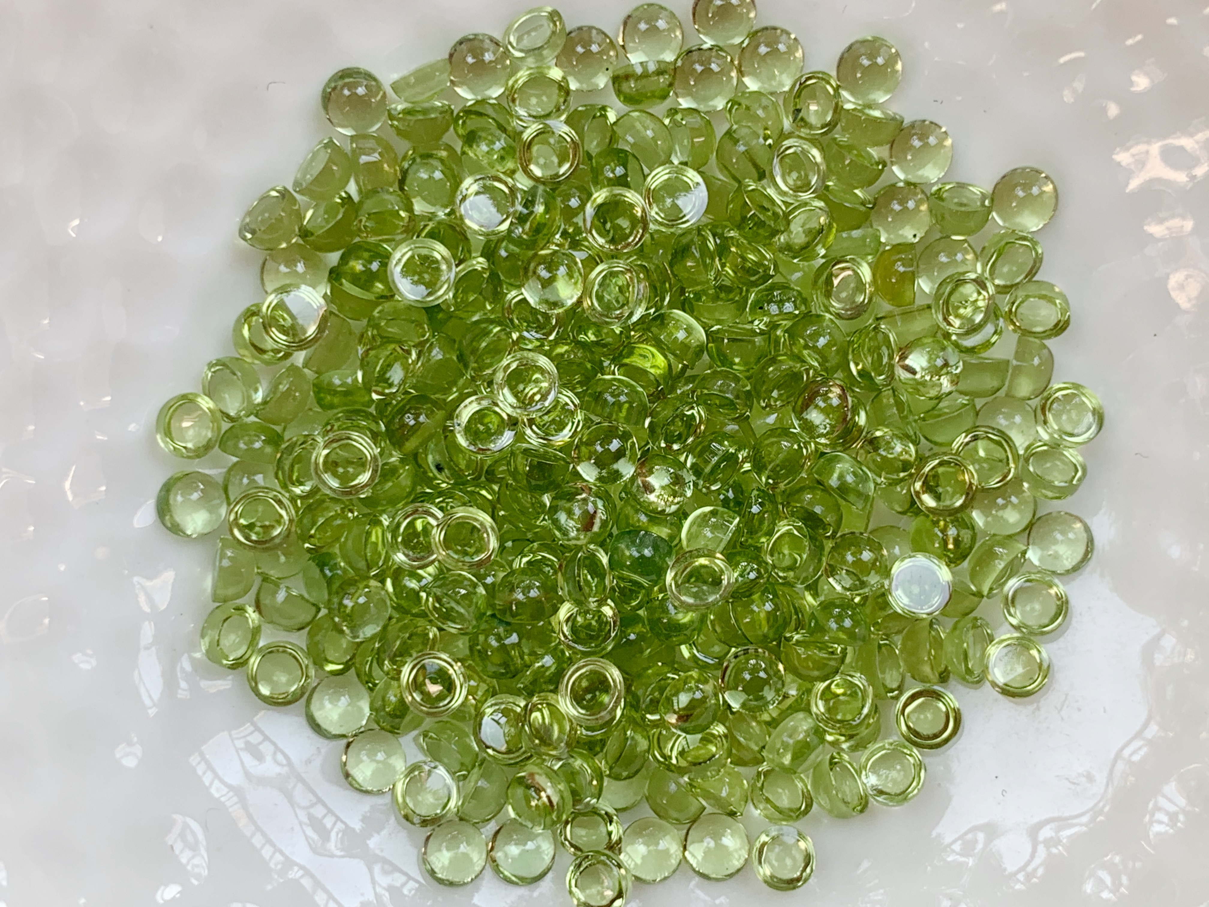 เพอริดอทกลมหลังเบี้ย 3.0 มม. 10 กะรัต