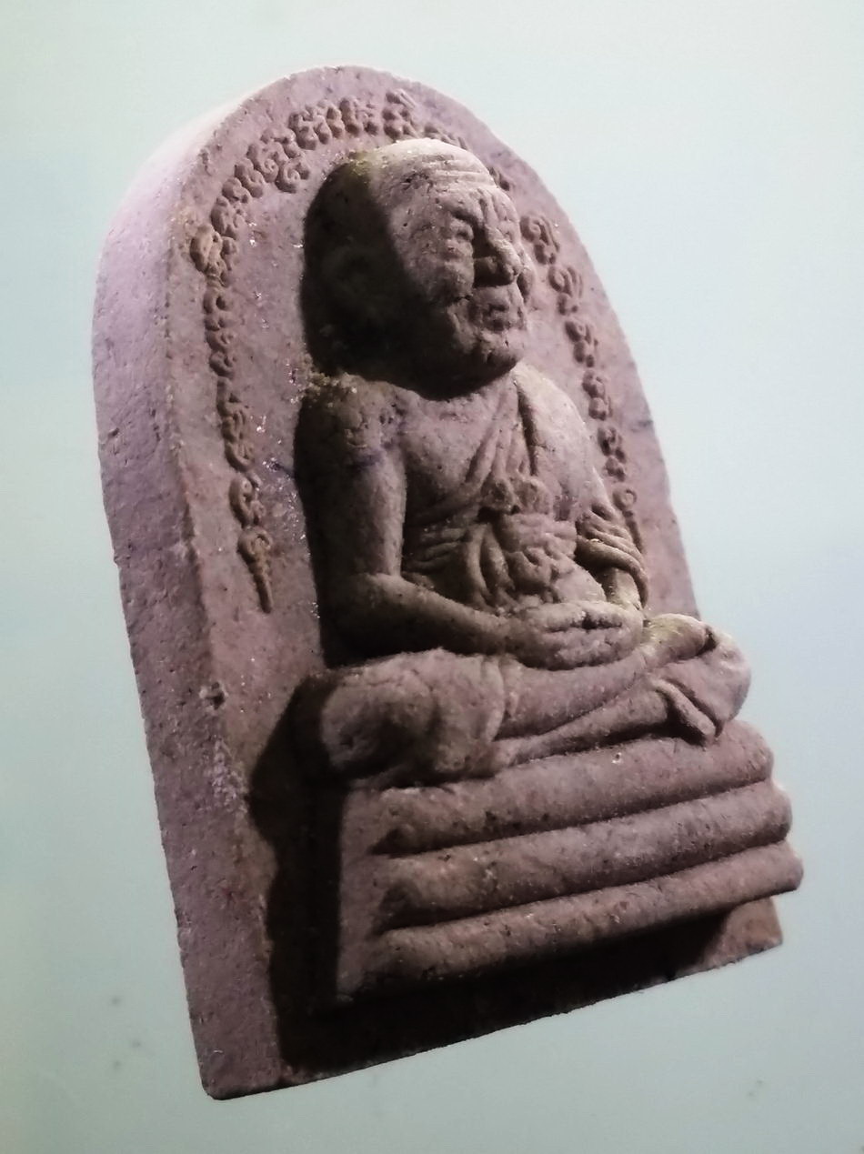 รหัสสินค้า พระเนื้อดิน เนื้อผง เนื้อว่าน 344 หลวงปู่ทวด หลวงพ่อปกรณ์ วัดถ้ำผาแด่น จังหวัดสกลนคร ขนาดเทียบกับเหรียญบาท