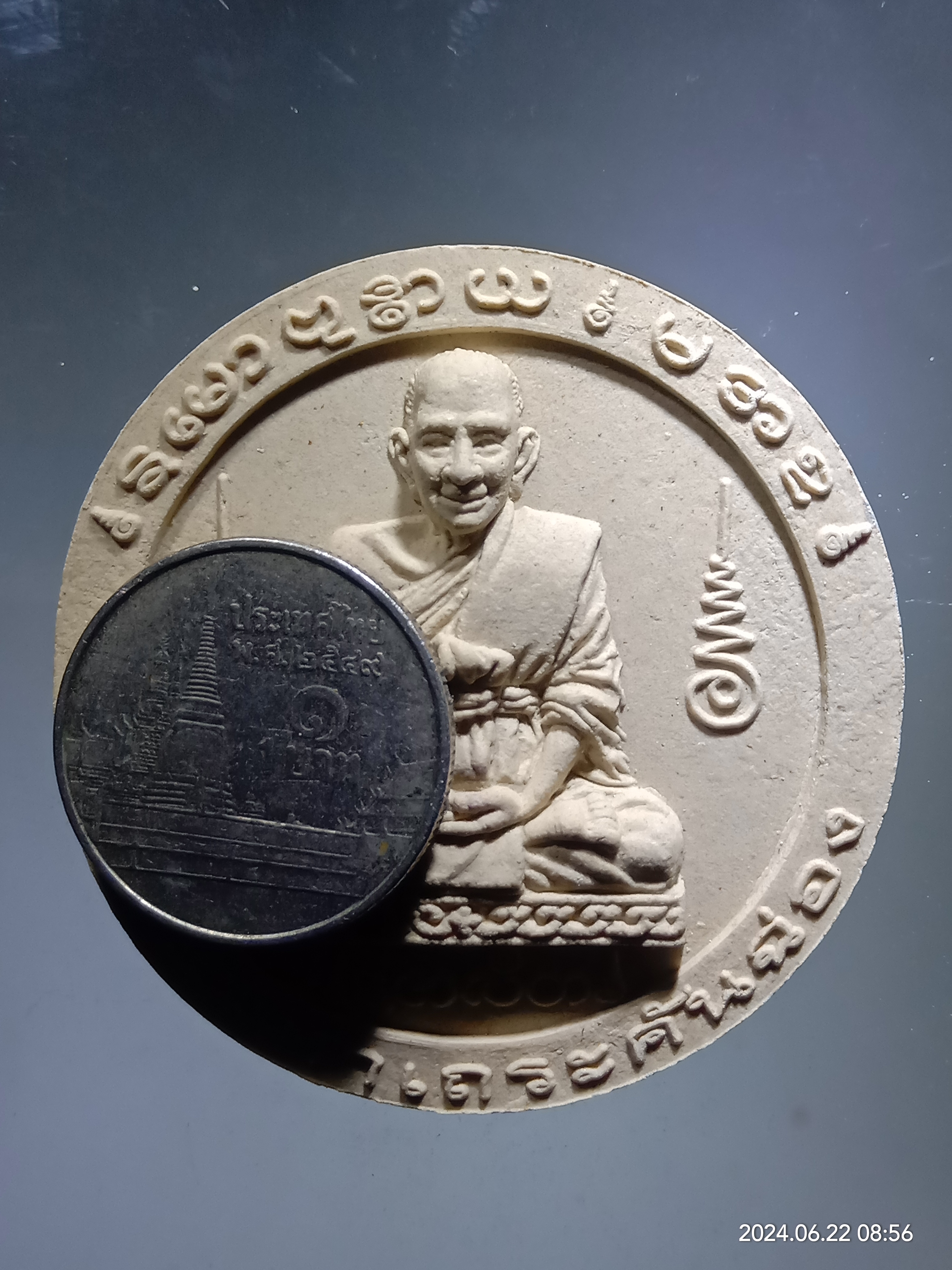 รหัสสินค้า พระเนื้อดิน เนื้อผง เนื้อว่าน 014 พระผงจันทร์ลอย พระมหาเถระคันฉ่อง สมเด็จพระนารายณ์บพิตรเปนเจ้า องค์ดำ (สมเด็จพระนเรศวรมหาราช) ไม่ทราบที่ ขนาดเมื่อเทียบกับเหรียญบาท