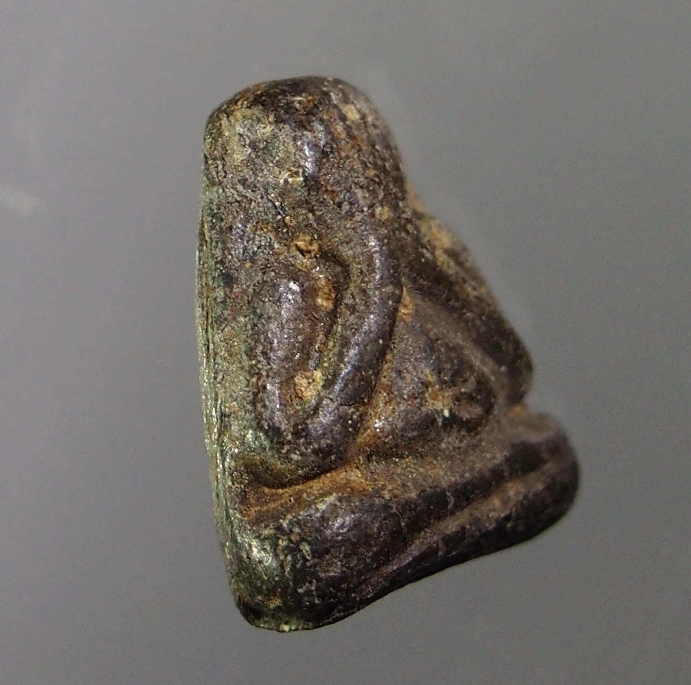 รหัสสินค้า พระปิดตา ทั่วไป 018 พระปิดตา เนื้อผงใบลาน ขนาดเท่าปลายนิ้วก้อย ไม่ทราบที่ เนื้อหาเก่ามาก พระรายการนี้ให้เช่าบูชาแล้ว