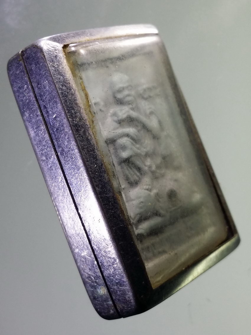 Antig LSD 034 หลวงพ่อคูณ เนื้อผงฝังพลอย วัดเวฬุราชิน กรุงเทพฯ เลี่ยมสแตนเลสมา แกะไม่ออก เนื่องจากห่วงหัก ให้เช่าบูชาตามสภาพครับ พระรายการนี้ให้เช่าบูชาแล้ว