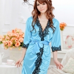 เสื้อคลุม/ชุดนอนผ้าซาติน สีฟ้า ประดับลูกไม้ดำ