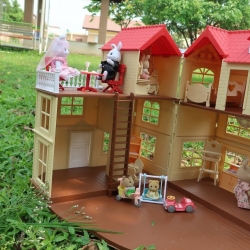 บ้านหมีหลังใหญ่ 2ชั้น พร้อมเฟอนิเจอร์ Happy Family (มีไฟ)