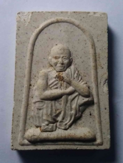 รหัสสินค้า พระเนื้อดิน เนื้อผง เนื้อว่าน 030 สมเด็จรูปเหมือน หลวงพ่อคูณ วัดบ้านไร่ จ.นครราชสีมา หลังยันต์ดวง