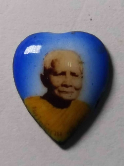 รหัสสินค้า เครื่องราง ล็อตเก็ต ภาพถ่าย 003 ล็อกเก็ตรูปหัวใจ หลวงปู่แหวน วัดดอยแม่ปั๋ง จังหวัดเชียงใหม่ ไม่ทราบปีที่สร้าง