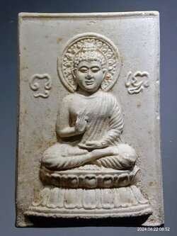 รหัสสินค้า พระเนื้อดิน เนื้อผง เนื้อว่าน 007 พระพุทธเนื้อผง ปางประทานพร ข้างยันต์พุทโธ นั่งฐานบัว มีประกายรัศมี วัดหนองชัน หลังยันต์ดวงสุกิตติมา