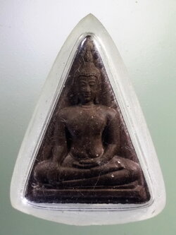 Antig LSD 099 พระพุทธเนื้อผงสีน้ำตาล หลังตราสัญลักษณ์พระราชพิธี พระชนมายุ 80 พรรษา ในหลวงรัชกาลที่ 9 พระรายการนี้ให้เช่าบูชาแล้ว