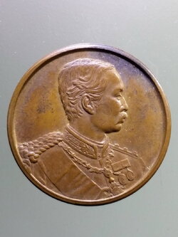 รหัสสินค้า พระมหากษัตริย์ และบุคคลสำคัญ 332 เหรียญ หลังจปร รัชกาลที่ 5 ปิยมหาราชรำลึก สร้างปี 2525 พระรายการนี้ให้เช่าบูชาแล้ว