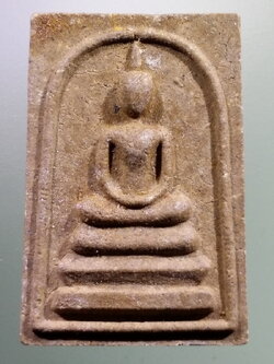 รหัสสินค้า พระสมเด็จ วัดต่างๆ 1059 พระสมเด็จ เนื้อผงผสมว่าน สีน้ำตาล ฝังแร่มวลสาร หลังเรียบ ไม่ทราบที่