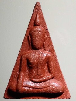 รหัสสินค้า พระไม่ทราบที่ 459 พระนางพญาเนื้อผงว่านสบู่เลือด หลังเรียบ ไม่ทราบสำนัก