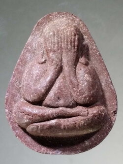 รหัสสินค้า พระปิดตา ทั่วไป 141 พระปิดตา ลาภผลพูนทวี เหลือกินเหลือใช้ เนื้อผง หลวงพ่อคูณ วัดบ้านไร่ อำเภอด่านขุนทด จังหวัดนครราชสีมา สร้างปี 2540