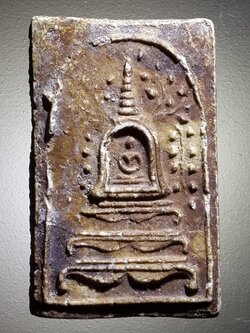 รหัสสินค้า พระสมเด็จ วัดต่างๆ 918 พระสมเด็จพิมพ์เจดีย์ฐาน 3 ชั้น ไม่ทราบที่ เจ้าของเดิมบอกว่าเป็นของหลวงปู่หิน วัดระฆัง ผมหาข้อมูลไม่เจอ ให้เช่าบูชาไม่แพงครับ