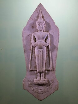 Antig FB 12190 หลวงพ่อวัดบ้านแหลม เนื้อผง พระสมเด็จนพรัตน์ภูมินทร์ 9 พระพุทธรูปศักดิ์สิทธิ์คู่บ้านคู่เมืองแห่งแผ่นดินสยามประเทศ เป็นพระที่มีขนาดใหญ่ครับ ผมเอาเหรียญบาทเทียบขนาดให้ดู