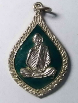 รหัสสินค้า นครราชสีมา 059 เหรียญ กะไหล่เงินลงยาเขียว หลวงพ่อดัด วัดถนนถั่ว อำเภอโนนสูง จังหวัดนครราชสีมา สร้างปี 2537