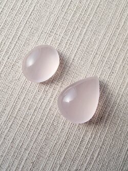 พอยโรสควอซส์ สีชมพูพาสเทล 2 เม็ด 1,750 บาท