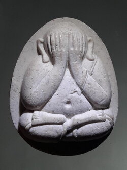 รหัสสินค้า พระเนื้อดิน ผง ว่าน 10461 พระปิดตามหาลาภ หลวงพ่อประสิทธิ์ ปุญญมากโร ปี.๒๕๕๔ ด้านหลังบรรจุปฐวีธาตุ ออกวัดศรีมุงเมือง ทำบุญสร้าง มหาวิหารไทลื้อปุญญมากโร จ.เชียงใหม่