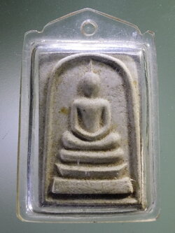 Antig LSD 075 พระสมเด็จเนื้อผง หลังมือถือดาบ อักษรด้านหลังเขียนว่า อยู่ใช้กรรม ทำดี จะมีสุข ปุญญภาโค