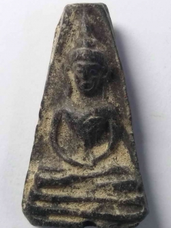 รหัสสินค้า พระเนื้อดิน เนื้อผง เนื้อว่าน 233 พระผงสุพรรณจงอางศึก หลังตราเจดีย์ สร้างปี 2510 พระรายการนี้คุณบุญฤทธิ์จองเเล้ว