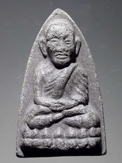 รหัสสินค้า หลวงปู่ทวด วัดต่างๆ 333 หลวงปู่ทวด วัดช้างให้ จังหวัดปัตตานี เนื้อว่าน พิมพ์เตารีด หลังตัวหนังสือนูน