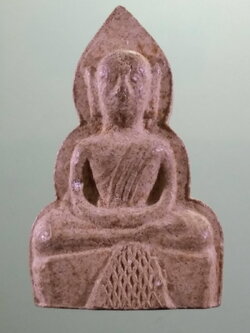 Antig FB 12131 หลวงพ่อเณร เนื้อผงพุทธคุณ หลวงตาจวน วัดไก่เตี้ย จังหวัดสุพรรณบุรี ขนาดเทียบกับเหรียญบาท