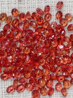 บุษราคัมส้มไข่ 4x3 mm. 1 กะรัต