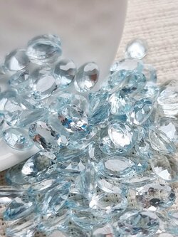 พลอยอความารีนไข่ 6x4 mm. 1 กะรัต