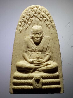 รหัสสินค้า หลวงปู่ทวด วัดต่างๆ 372 หลวงปู่ทวด เนื้อผง นั่งงูบองหลา หลังยันต์ห้า ไม่ทราบวัด