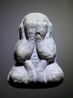 รหัสสินค้า พระปิดตา ทั่วไป 193 พระปิดตาเนื้อผง ลอยองค์ เบ้าประกบ ไม่ทราบที่