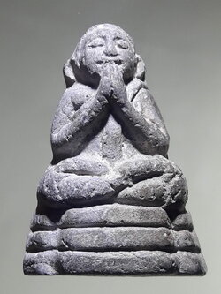 รหัสสินค้า พระเนื้อดิน ผง ว่าน 10508 รูปหล่อลอยองค์ เนื้อผงใบลาน บรมครูเทพโลกอุดร พิมพ์พนมมืออธิษฐานฤทธิ์ กรุวังหน้า